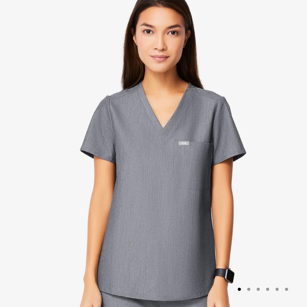FIGS Technical Collection One Pocket Scrub Top in Gray Women’s Size Medium